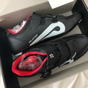 Pleoton cycling shoes with cleats